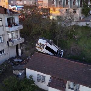Kağıthanede evin çatısına düşen okul servisinin şoförü öldü; öğrencileri kazadan az önce indirmiş
