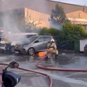 Beykozda park halindeki elektrikli otomobil alev alev yandı