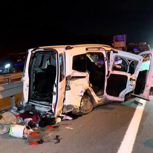 Eyüpsultanda hafif ticari araç ile minibüs çarpıştı: 4 yaralı