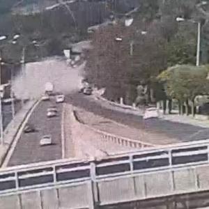 İzmirde freni boşalan TIR, 9 araca çarptı: 3 ölü, 1’si polis 4 yaralı (6)