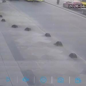 Bağcılarda yolun karşısına geçmeye çalışan öğrenciye İETT otobüsü çarptı; kaza kamerada