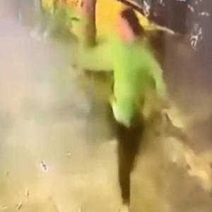 Kadıköy’de mekandan çıkarılan kişinin ateş açtığı anlar kamerada;  polis bacağından vurarak yakaladı