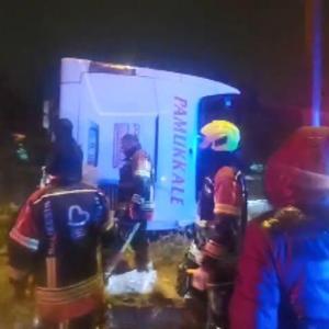 Balıkesirde yolcu otobüsü devrildi; çok sayıda yaralı var