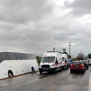 1 Mayıs kutlamalarına giden işçileri taşıyan otobüs yoldan çıktı; 1 yaralı