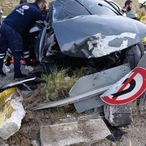 Karabükte otomobil refüje çarptı: 1 ölü, 3 yaralı