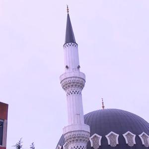 Arnavutköyde fırtına nedeniyle caminin minaresi sallandı; 2 bina tahliye edildi