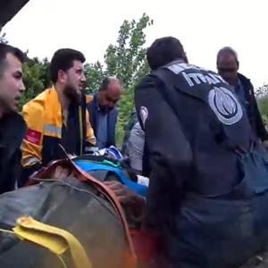 Traktör devrildi, altında kalan sürücü 1 saatlik çalışmayla kurtarıldı