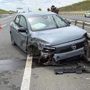 Lastiği patlayan otomobil refüje çarptı; 1 yaralı