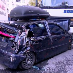 Bağcılarda park halindeyken sürüklenen kamyon 8 araca çarptı; kaza kamerada