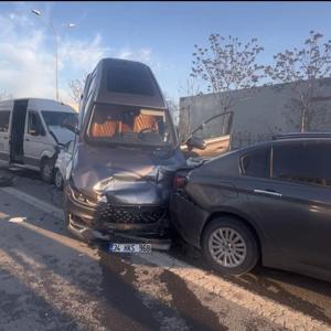 Kartalda 4 aracın karıştığı zincirleme kaza: 5 yaralı