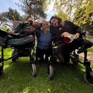 Hayatını cam çocuklarına adadı