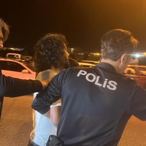 Müdahale ettikleri kadının çocukları tarafından rehin tutulan sağlık görevlilerini polis kurtardı