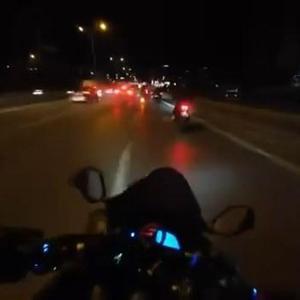 Maltepe’de sürücüsünün direksiyon hakimiyetini kaybettiği otomobil devrilerek bariyerlere çarptı