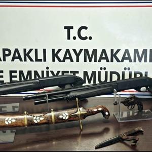 Evinde tarihi kılıç, kama ve tabanca bulunan şüpheli gözaltına alındı
