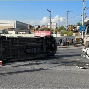 TIR ile çarpışan işçi servisi devrildi: 8 yaralı