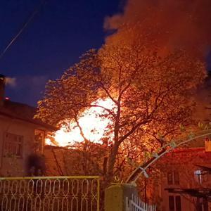 Karamanda çıkan yangında 2 ev kullanılamaz hale geldi