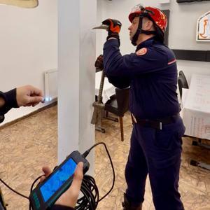 Fatih’te restoranın destek kolonu içine sıkışan yavru kediyi itfaiye kurtardı