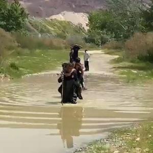 Dere kenarında mahsur kalan 5 çocuğu, itfaiyeciler sırtlarında taşıyıp kurtardı