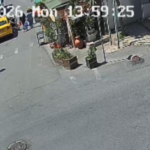 Şişli’de 79 yaşındaki kadın geri manevra yapan taksinin altında kaldı; yardımına çevredekiler koştu