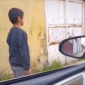 İstiklal Marşı’na yolda eşlik eden Emre’ye ödül