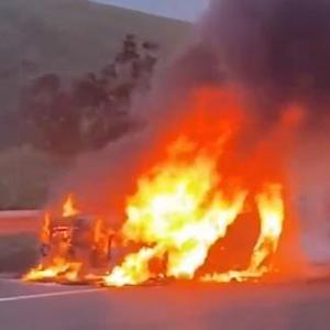 Elazığ’da seyir halindeki otomobilde yangın