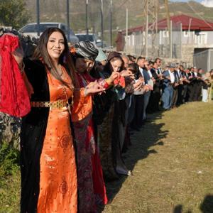 Şırnak’ta aşiretlerin ‘yasak’ kararına rağmen kadınlar halay başına geçti