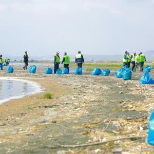 Van Gölü sahilinden 12 ton çöp toplandı