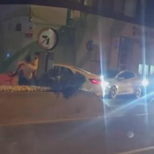 Bayrampaşa’da otomobil sürücüsü hatalı U dönüşü kavgasında darbedildi
