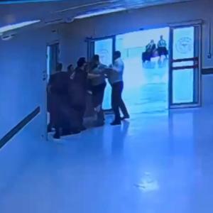 Radyasyon odasına zorla giren hasta yakını, doktora saldırdı