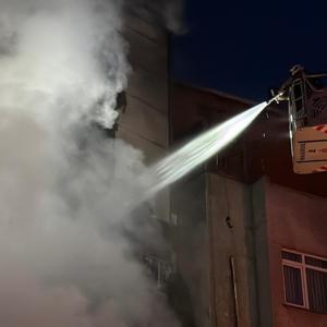 Şişlide motosiklette çıkan yangın, iş yerini ve binanın dış cephesini sardı
