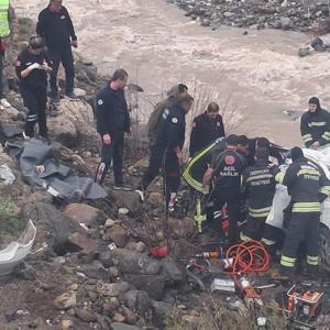 Erzincanda otomobil, dereye yuvarlandı; 2 ölü, 1 yaralı