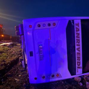Taraftarları taşıyan yolcu midibüsü devrildi: 25 yaralı