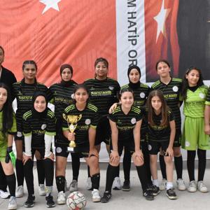 Gaziemir İmam Hatip Ortaokulunun kız futbol takımı beton zeminden namağlup şampiyonluğa uzandı