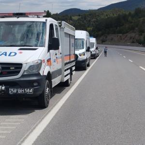 Takla atan otomobildeki 1 kişi öldü, 1 kişi yaralandı; çaya düştüğü değerlendirilen kişi aranıyor