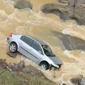 Dereye savrulan otomobilin sürücüsü yaralandı