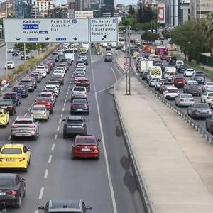 İstanbulda haftanın ilk iş gününde trafik yoğunluğu yüzde 51 olarak ölçüldü