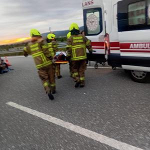 Yolcu otobüsü refüje çarpıp devrildi: 36 yaralı