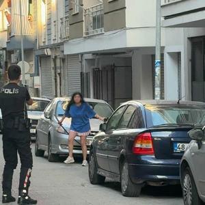 Kılıçla kendisine ve ailesine zarar veren kadın, biber gazıyla etkisiz hale getirildi