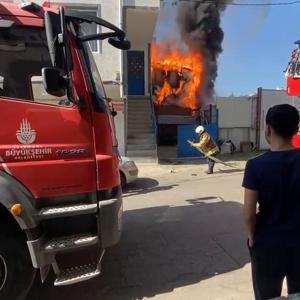 Pendik’te 2 katlı binada çıkan yangın söndürüldü; 1 kişi dumandan etkilendi