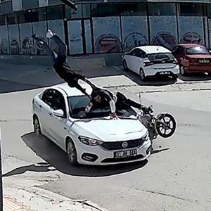 Kavşakta otomobile çarpan motosiklettekiler takla atıp, asfalt zemine düştü