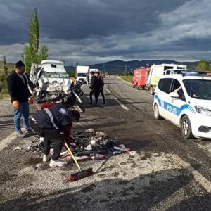 Kayseri’de hafif ticari araç ile otomobil çarpıştı: 1 ölü, 2 yaralı
