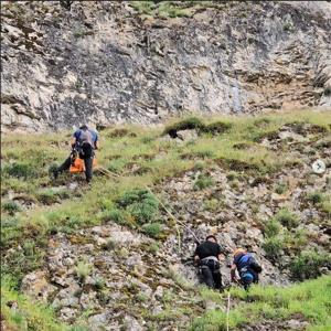 Kayalıklarda mahsur kalan gençleri AFAD kurtardı