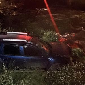 Bursada otomobil dereye savruldu, sürücü aracı bırakıp gitti