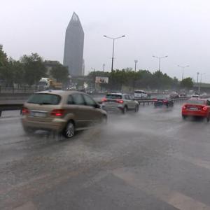 Kadıköy’de yağmur etkili oluyor; yollar göle döndü