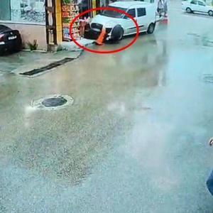 Hafif ticari aracın anne ve çocuğunu altına alıp, sürüklediği kaza kamerada
