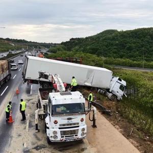 Beykozda 3 aracın karıştığı zincirleme kazada bariyerleri aşan TIR, yolun dışına çıktı