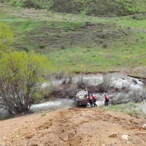 Sivasta otomobil dereye düştü: 4 yaralı
