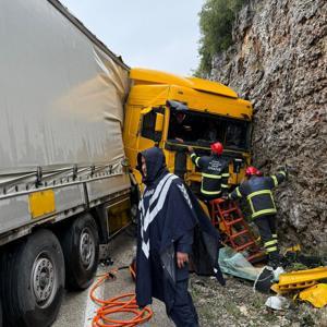 Dağa çarpan TIRın sürücüsü yaralandı