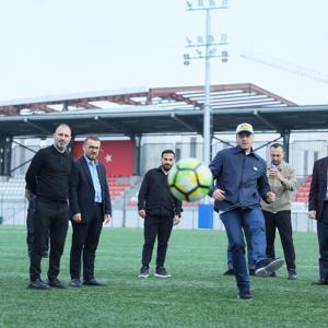 Mesut Özil ‘Esenler Futbol Gelişim Merkezi’ni ziyaret etti