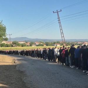 Beldede 90 yıllık bayramlaşma geleneği; metrelerce kuyruk oluştu